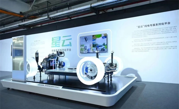 汽車(chē)強(qiáng)國(guó)路上，步履不停的上汽