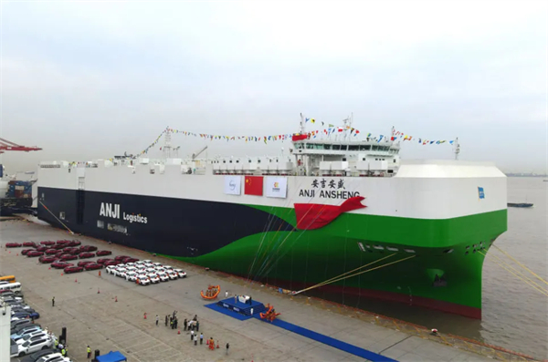再刷紀錄！9500車位全球最大汽車運輸船上海首航赴歐