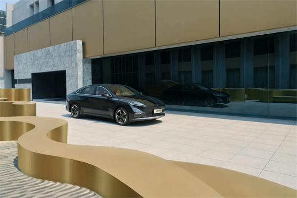 限時(shí)先享置換一口價(jià)！「10萬級(jí)600續(xù)航中級(jí)轎車」五菱星光2025款正式上市！
